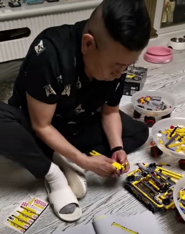 潘长江的豪宅曝光，住着这么大的家，六十多岁依然童心未泯