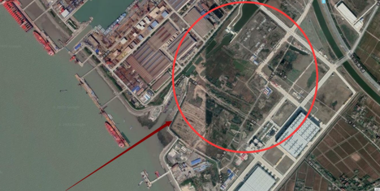 中国003航母呼之欲出？外媒卫星拍到三亚港画面：全新075舰已就位