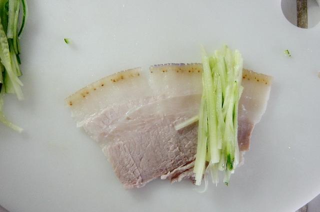 图片[4]-蒜泥白肉的做法步骤图川菜老厨师长教你做蒜泥白肉吃起来一点-起舞食谱网
