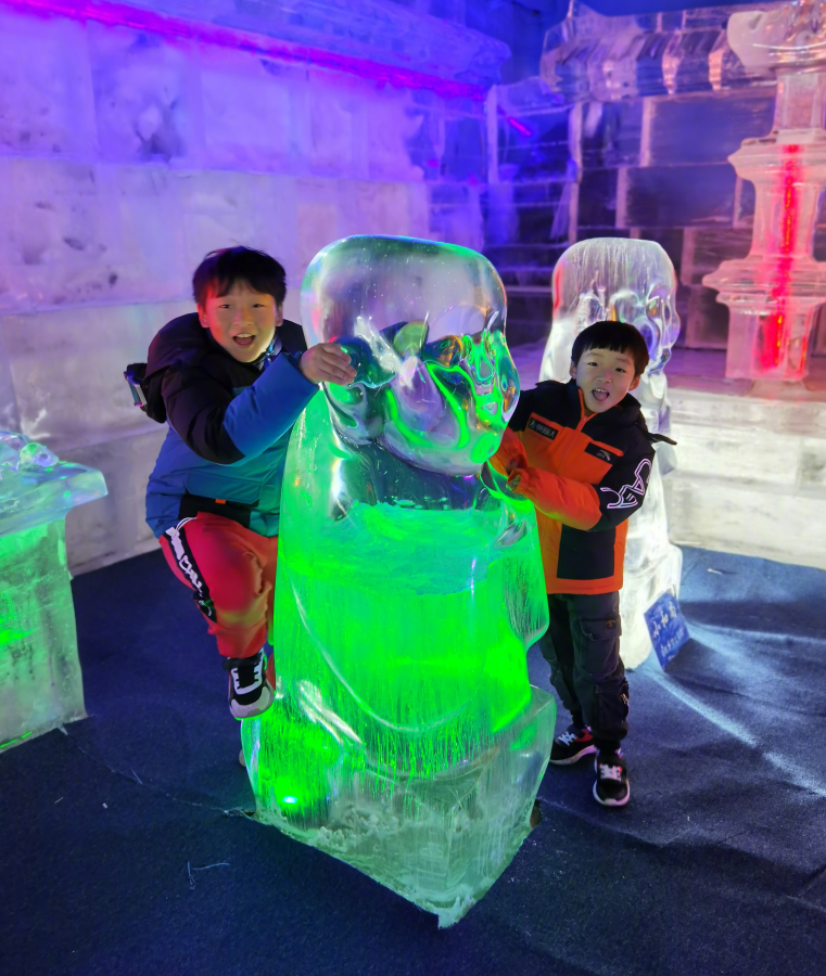 鄒市明一家四口遊哈爾濱，冉瑩穎曬照紀念，和兒子們一起吃冰棍