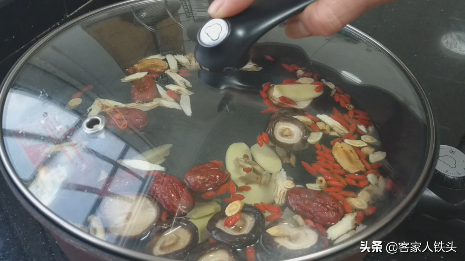 入秋后吃鸡，试试客家一道温补油水鸡做法，肉香汤鲜，好吃又简单