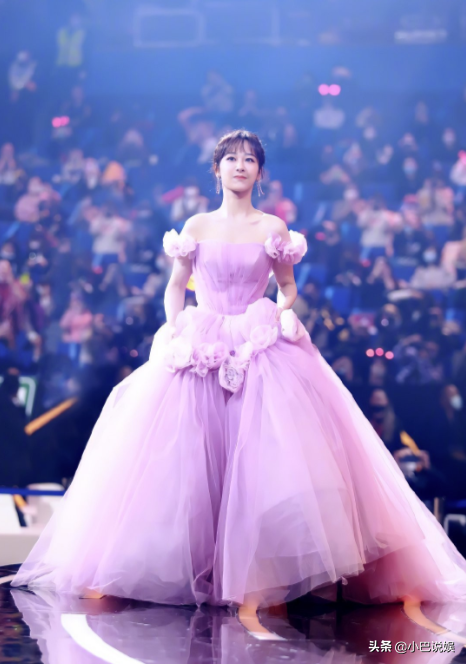 源杨|唐嫣倪妮王源杨幂杨紫同框氛围感太棒了！王源像名利场中的贵公子