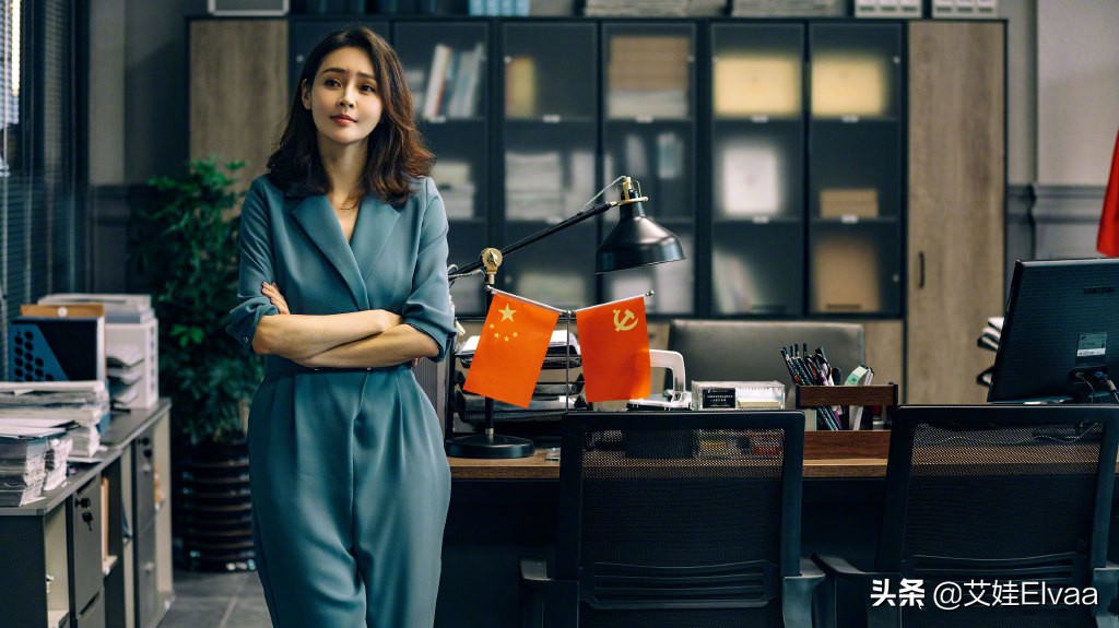 于明加新造型真丰满，穿紧身背心还露肩带，3