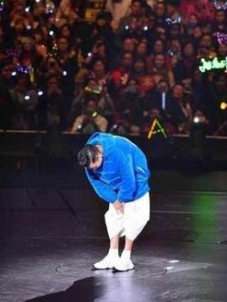 58岁刘德华罕见露面，脸是亮点，那次因病失声太心酸