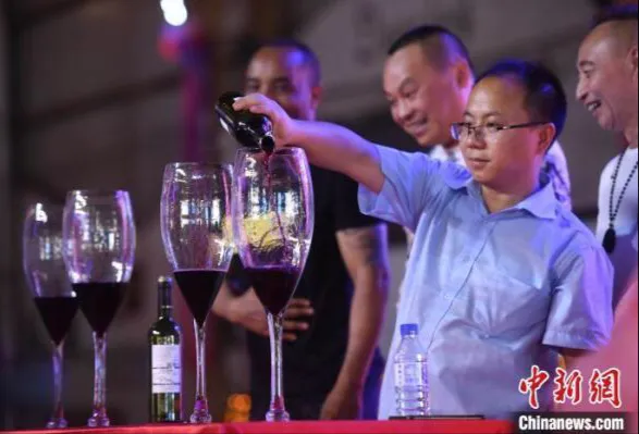 酒王争霸赛 重庆民众拿巨杯豪饮红酒