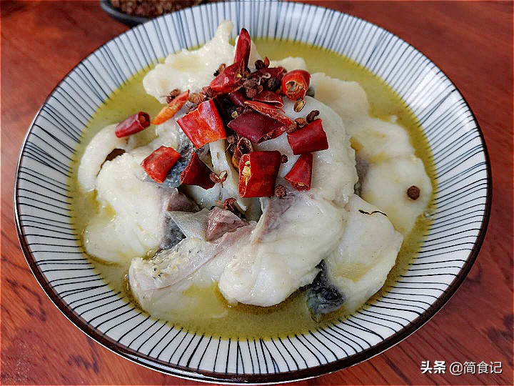 Make sauerkraut fish, the fish fillet will be broken after the pot?  Chef: One more step, the fish fillets won’t break for a long time and are more tender