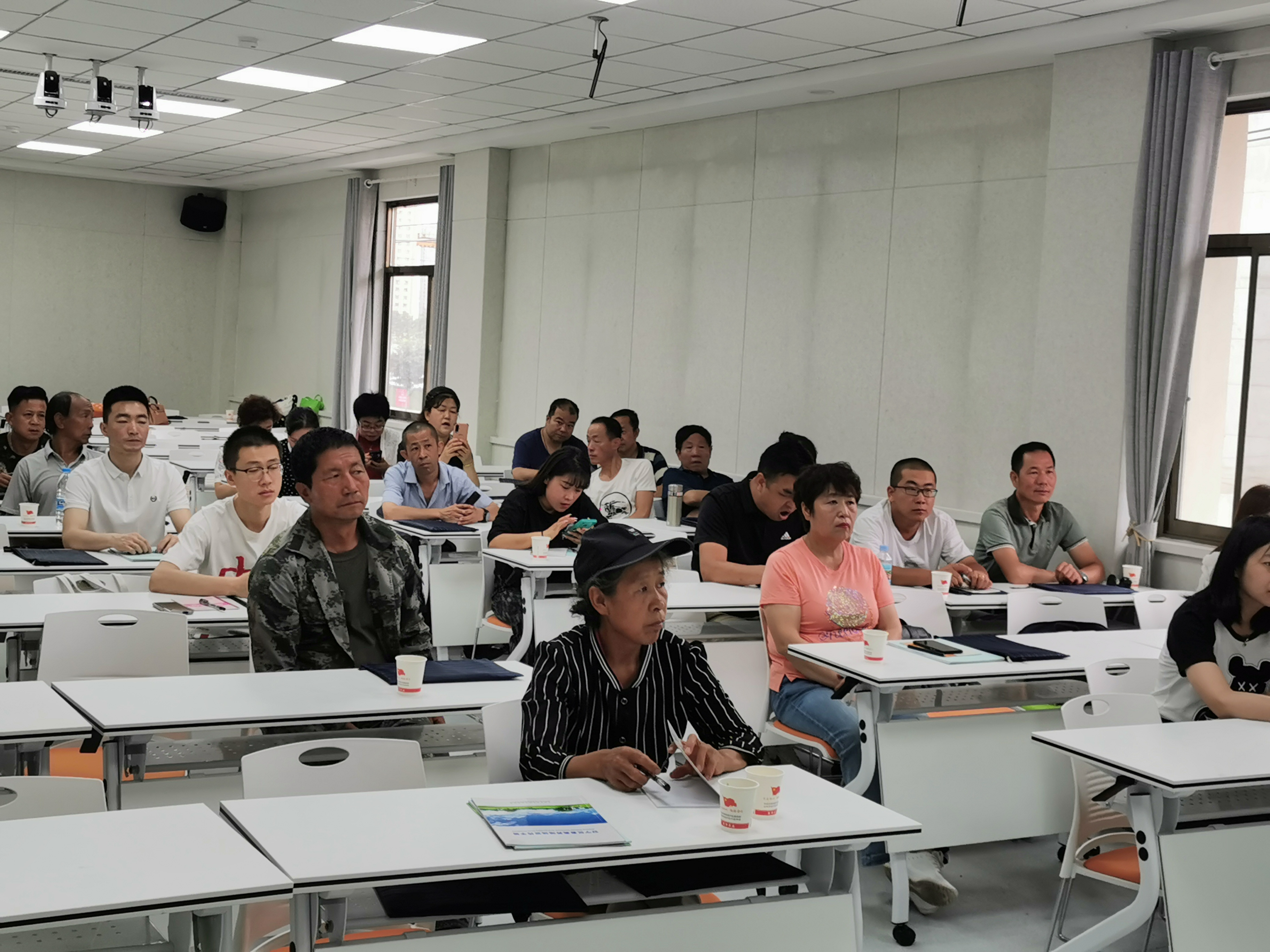 培训中,两位专家结合安宁区养殖实际,紧紧围绕散养户禽粪污资源化利用