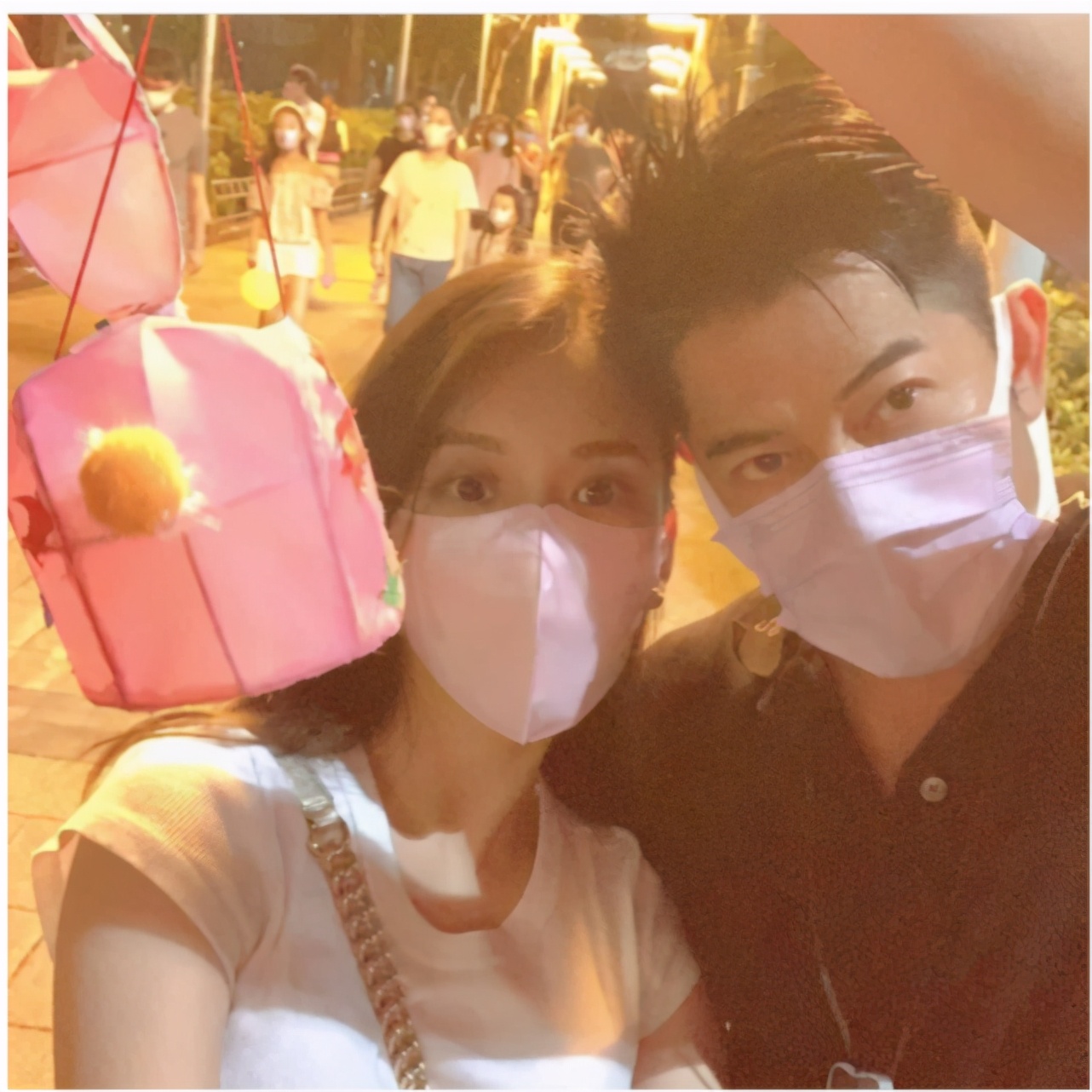 郭富城一岁小女儿首度曝光，爸爸陪着尝试玩单杠，五官像极了外婆