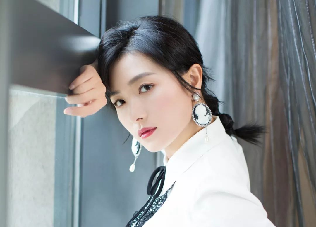 事业巅峰时怀孕，产子后娱乐圈纷纷送上祝福，