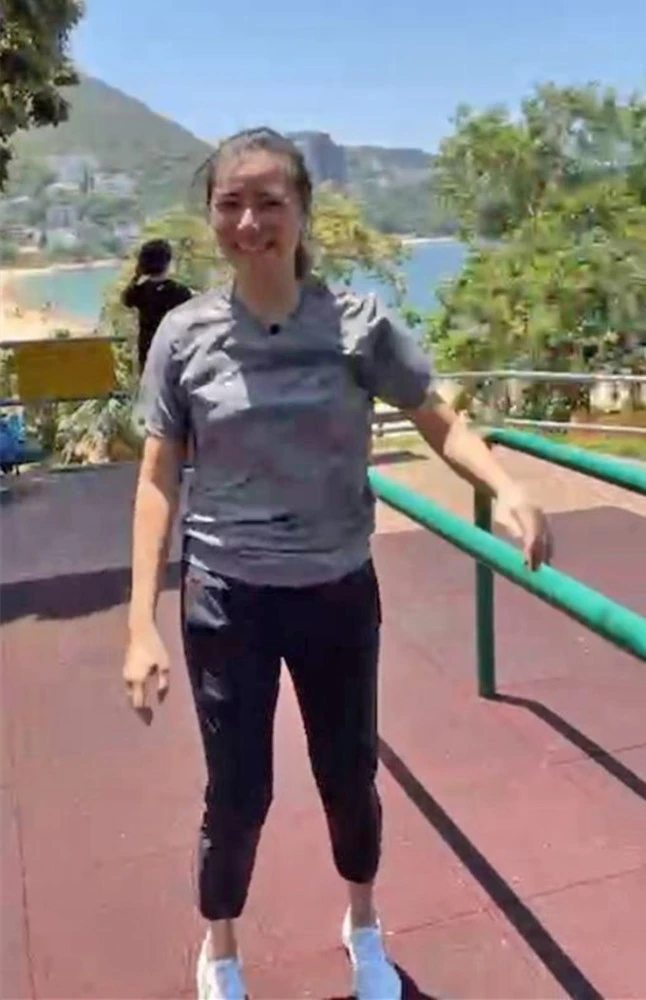 郑伊健夫妇首次直播，蒙嘉慧没生娃肚子却长两