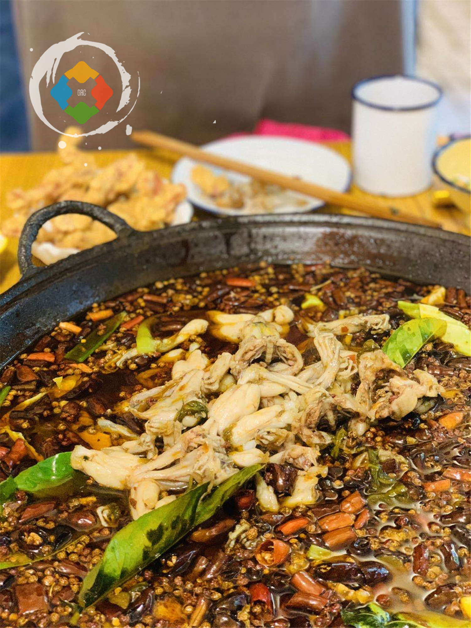 重庆80后和卖鱼的杠上了，店门前打出标语：吃鱼不如吃蛙