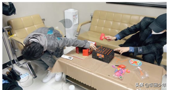 王俊凯玩游戏，身边的工作人员第一次出镜，助