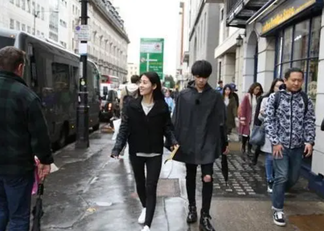 碧晨|华晨宇张碧晨抱女儿合影曝光！小公主取名华迎晨 一家三口同框甜蜜气息溢于言表