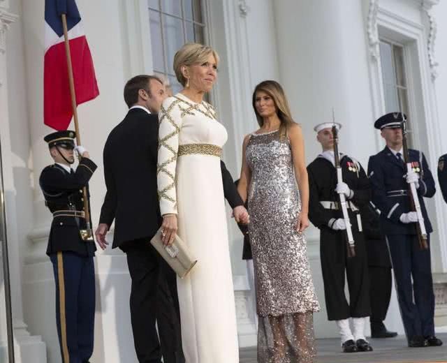 布丽吉特挽起头发惊艳了！穿水钻白裙太美，可