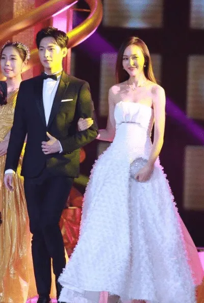 有种“端庄”叫杨洋，走红毯像踢正步，“坐如