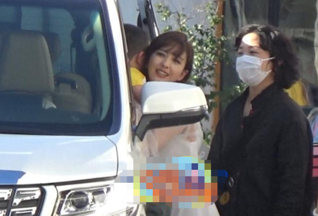 佟丽娅工作获儿子探班，4岁朵朵由两保姆照顾，母子互动超有爱