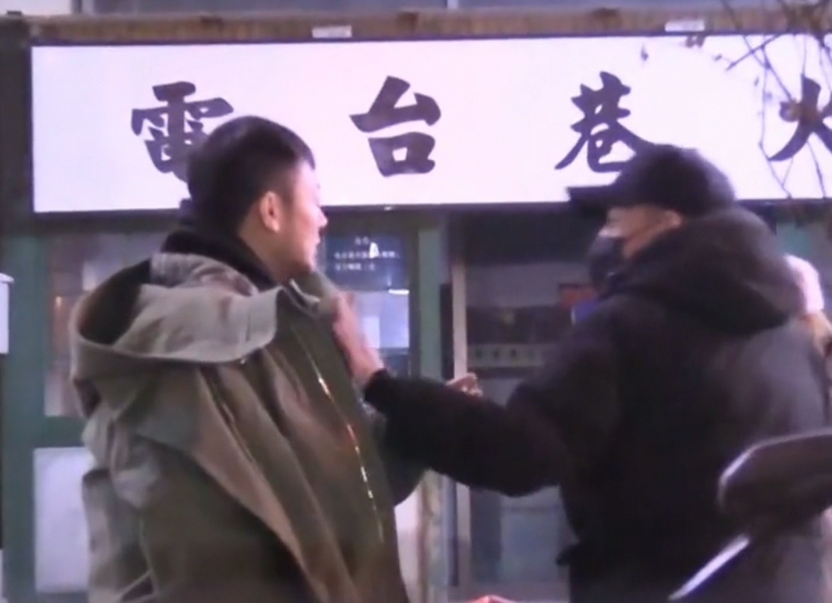 印小天与男生当街表白？大呼此生最爱就是你，还被该男子双手捧脸