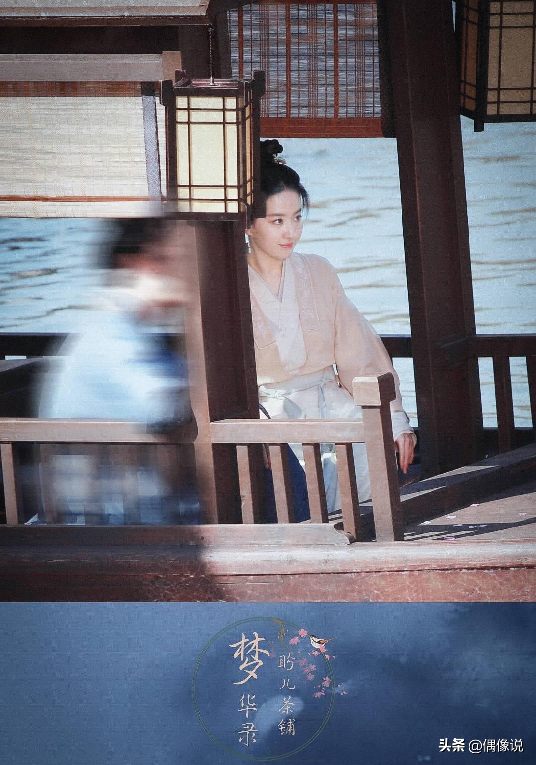 New theatrical work of Liu Yifei old dawn kisses play road to appear exposure, colour contrast of two people skin is apparent, liu Yifei blushed