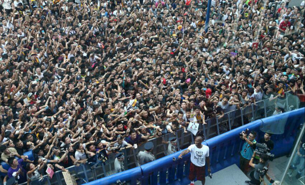 【影片】鍵盤俠皮癢了？湖人奪冠夜，一球迷侮辱Kobe遭集體群毆，23號球迷下手最狠！-黑特籃球-NBA新聞影音圖片分享社區