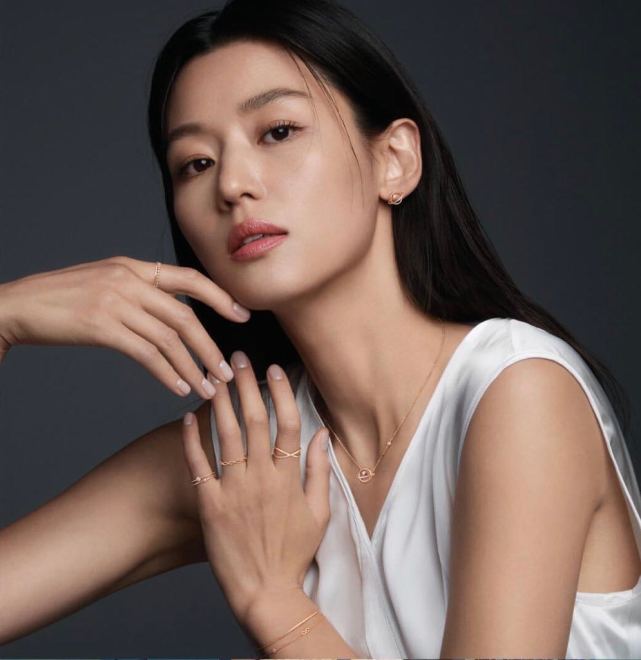 全智贤曝婚后生活，辛苦照顾俩儿子，还要保持美貌身材怕老公嫌弃