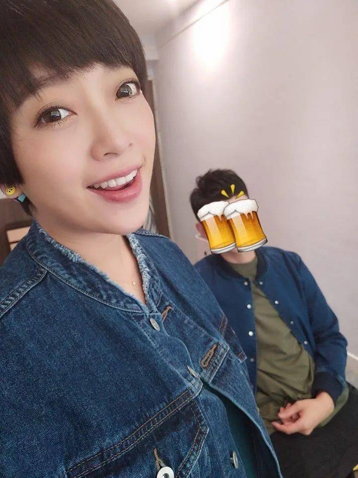 黑涩会美眉举行婚礼，7名成员齐聚当伴娘，这也