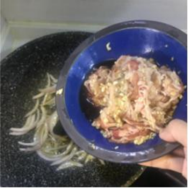 紧实的牛肉搭配嫩滑的豆腐，满满一锅汤，暖心又暖胃