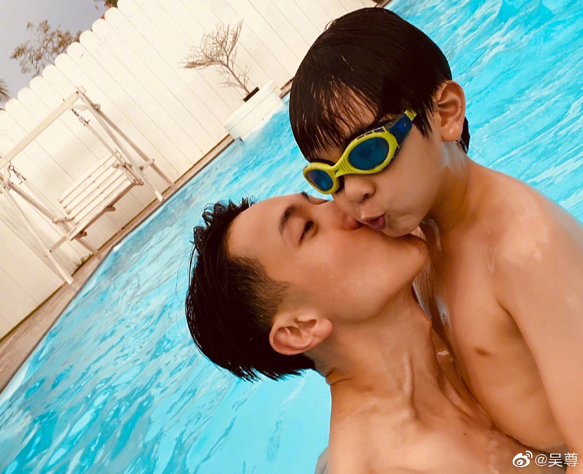 “国际亲亲节”，吴尊一家日常亲亲，太甜蜜了