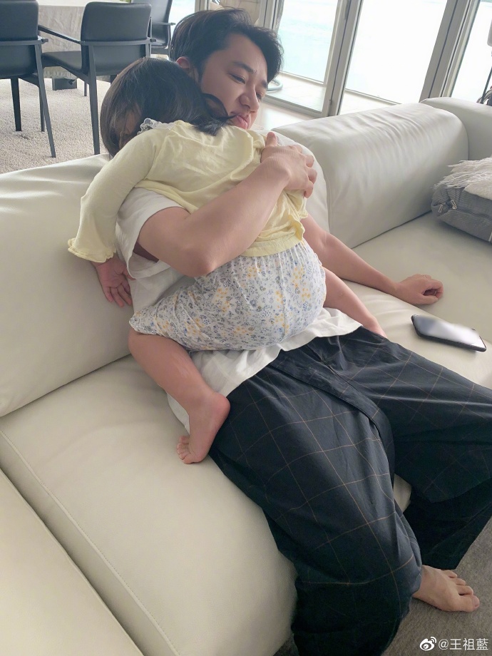 王祖蓝被俩女儿甜蜜叫醒，天韵温柔海静“粗暴”，父女仨互动有爱