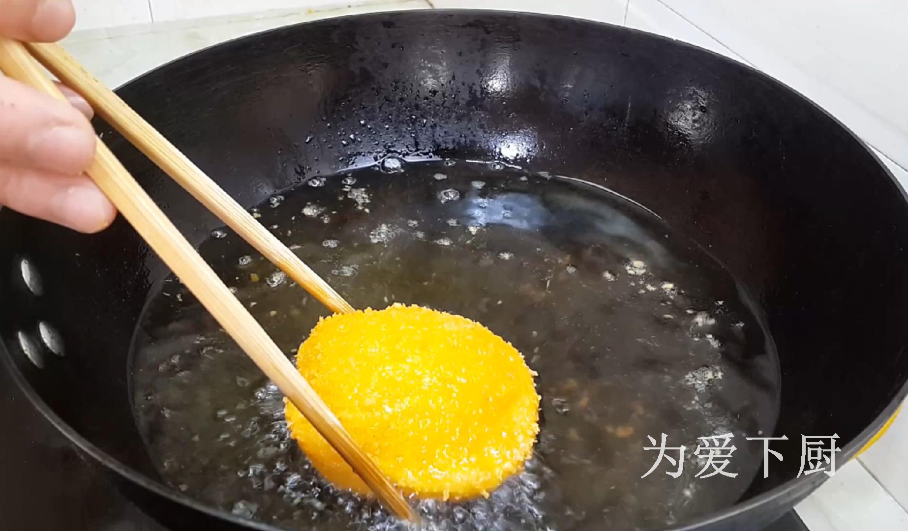 面粉别炸油条了，加半个南瓜，个个金黄鼓大泡，比面包蛋糕还香