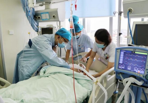 内江市第一人民医院应急救援专家组前往隆昌市为地震伤员会诊