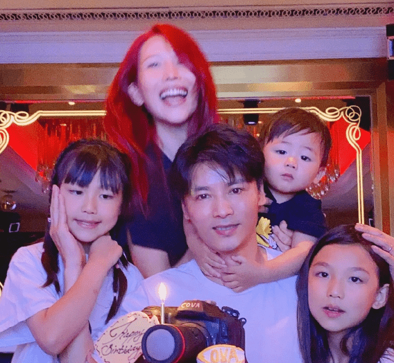 蔡少芬带三个孩子逛街被偶遇，不见张晋在身边，两位保姆贴身跟随