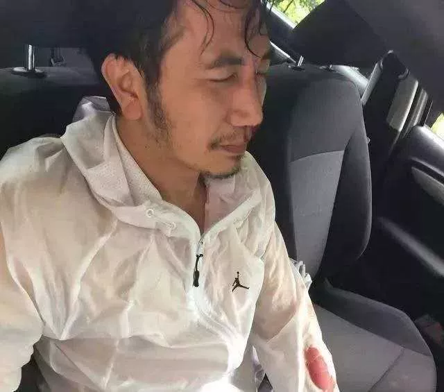 3年了：那个豪宅失火失去一家四口的男人回归了