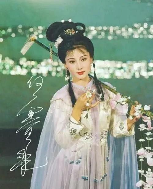 何赛飞年轻时倾国倾城：25岁嫁初恋，32年无绯闻