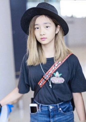 疑黄磊女儿多多同学爆料：皮肤黑没照片美，有
