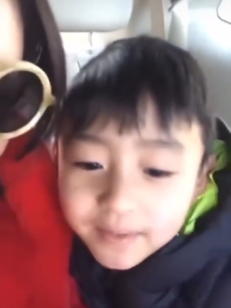 张柏芝晒早年和二儿子互动视频，小Q分享自己掉牙趣事，太逗了