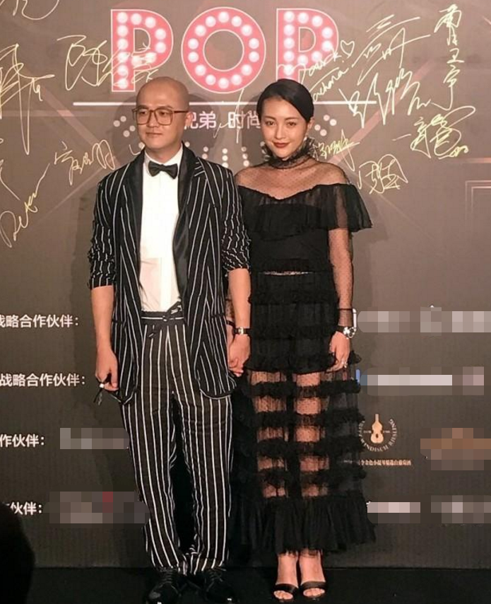 包贝尔包文婧牵手秀恩爱，一个穿条纹西装一个透视裙，看着挺登对