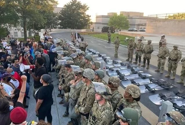 特朗普被“孤立”！大批美军倒戈拒绝武力平乱