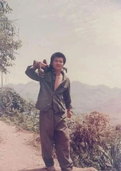对越反击战，解放军战士单兵照，最后那张，手