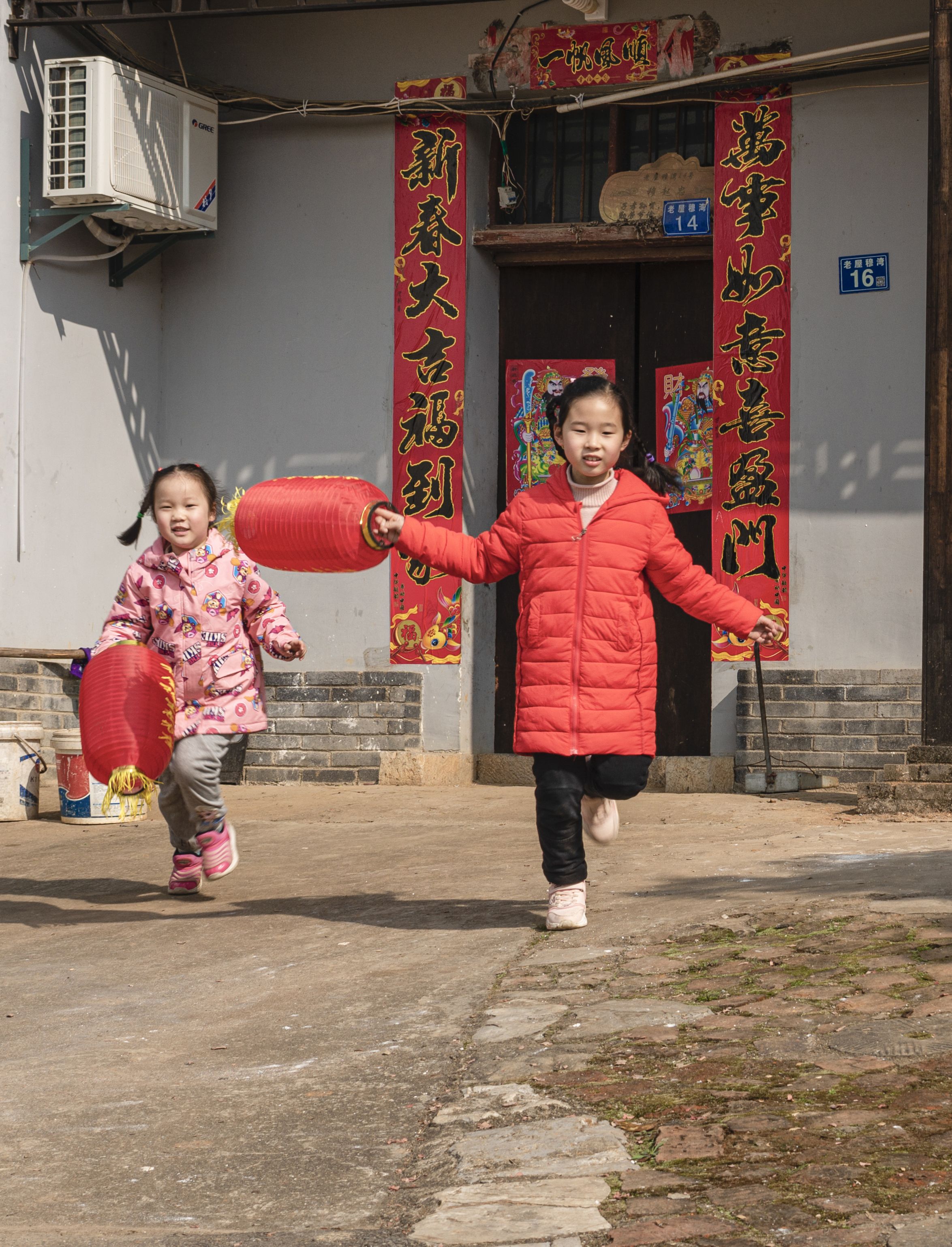 景区相互打擂争奇斗艳，抖尽家底绝活与民同乐