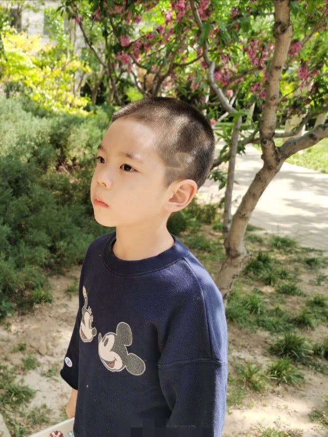 杜江携老婆儿子现身机场，7岁嗯哼暴风抽高，霍思燕被拍成短粗腿