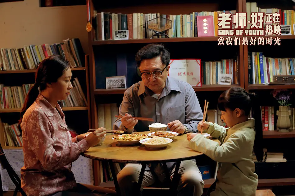 65岁农村老教师去世，城里却来了十几辆豪车送葬，村民哭了！