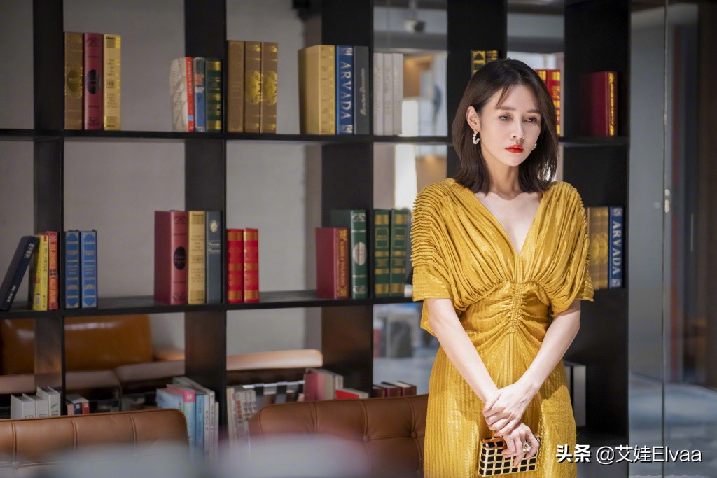 于明加新造型真丰满，穿紧身背心还露肩带，3