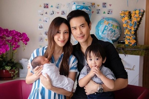 鄭嘉穎幼子正面曝光，帥氣得驚艷，沒有遺傳媽媽跟舅舅的印度長相