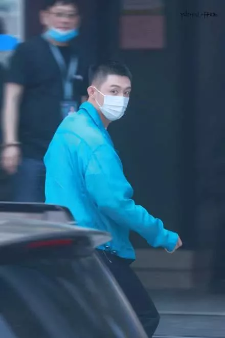 黄景瑜前妻发文承认离婚否认有孩子，助理斥责