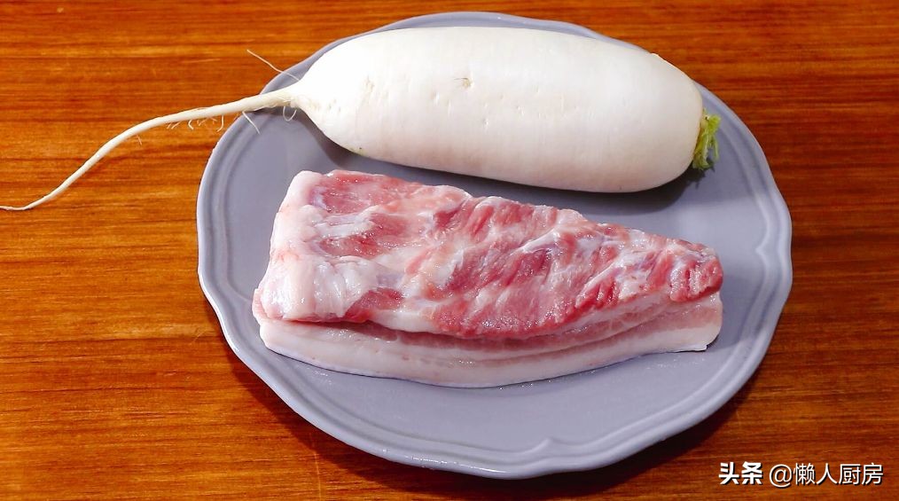 不用焯水，配上萝卜这样烧红烧肉，做红烧肉前多一步，肉不老不柴