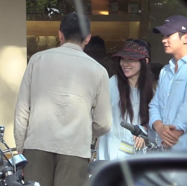 霍思燕夫妇穿情侣装约见好友，杜江化身“工具人”，嗯哼超粘爸爸