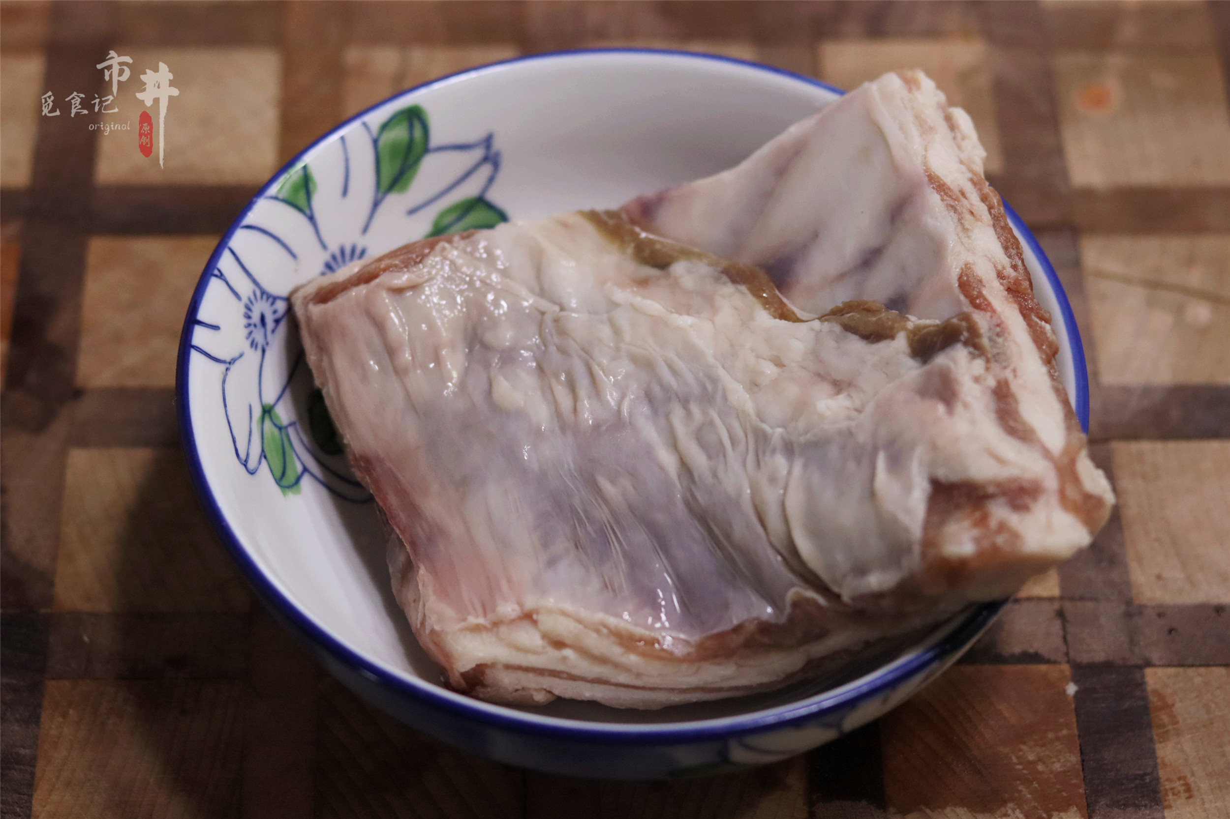 在家烤羊排、羊肉串，记住“1焖2烤3撒料”，汁水饱满，外焦里嫩