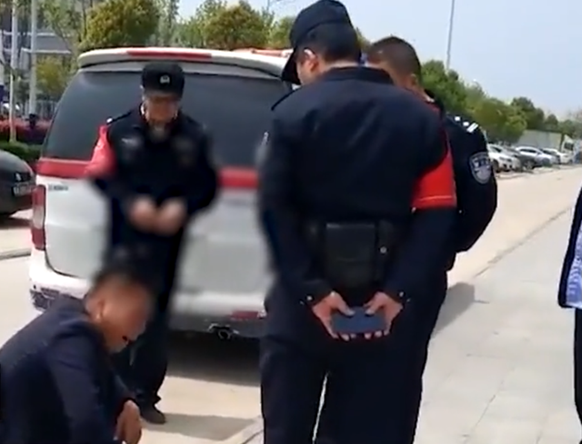 是什么原因让一男子不顾众人的眼光 蹲地上崩溃大哭？