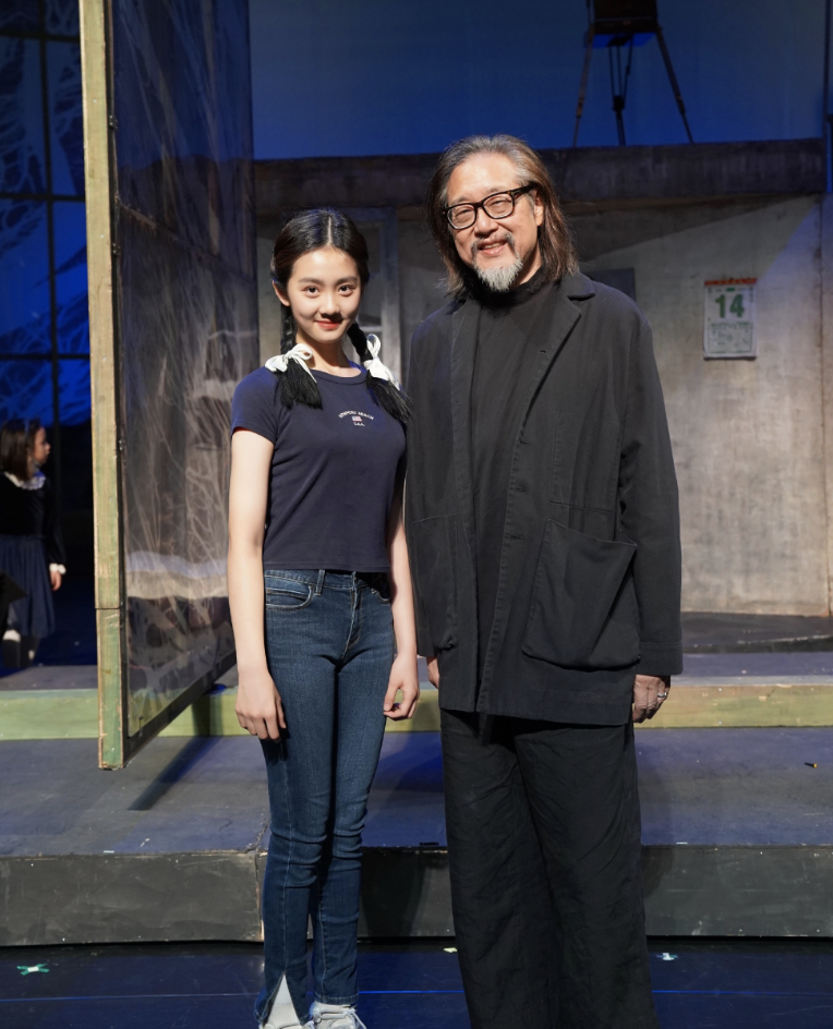 多多与话剧演员们合影，身高直逼何炅气质出众，高清舞台照再曝光