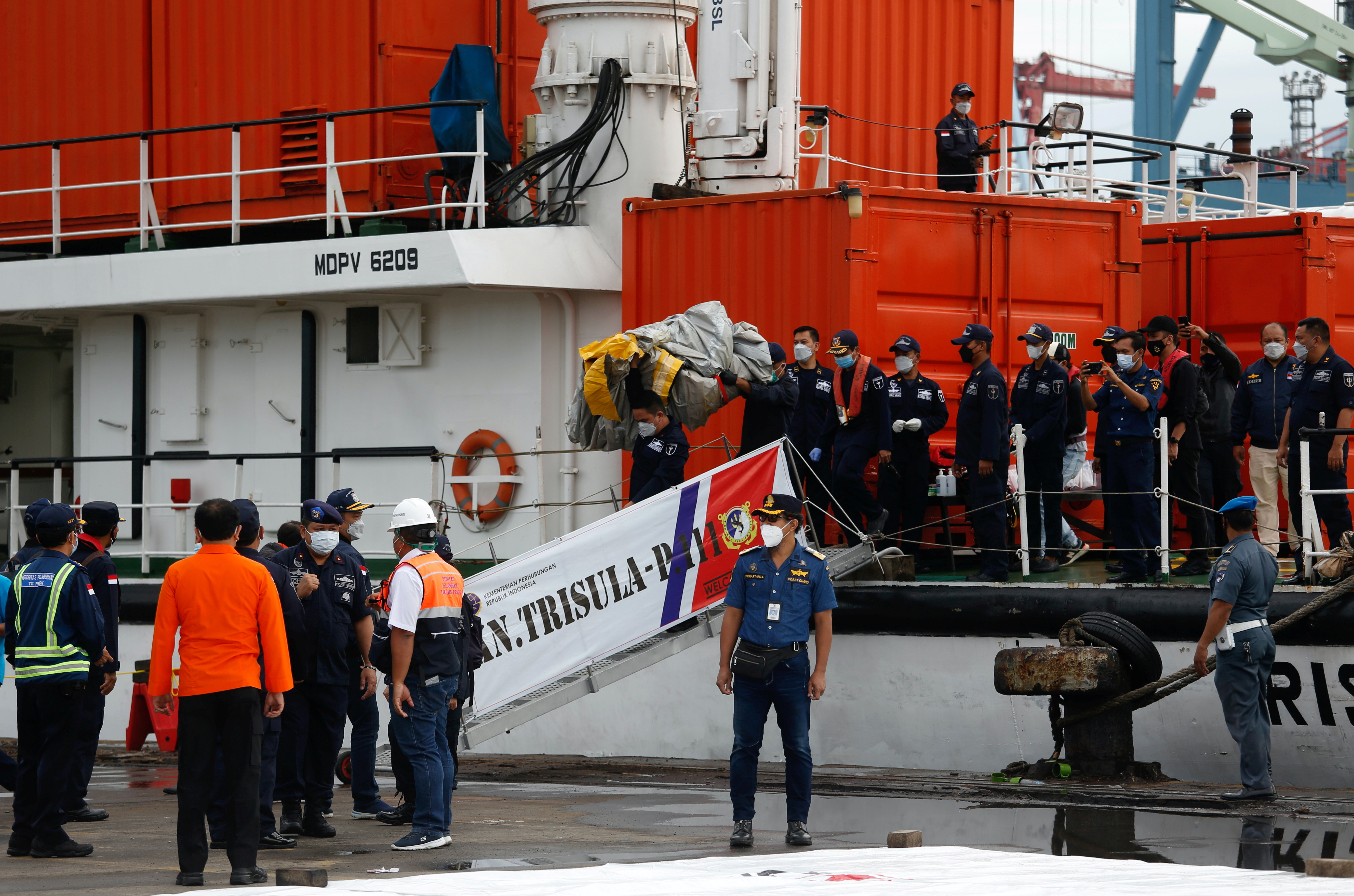 印尼波音737坠毁黑盒子地点确认了 军方捞回尸块和机身残骸